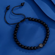 Bracelet en onyx noir mat avec perles rondes et pendentif photo rond ajustable sur cordon noir.