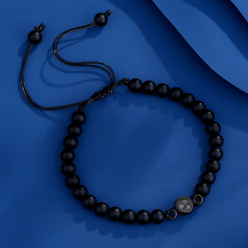 Bracelet en onyx noir mat avec perles rondes et pendentif photo rond ajustable sur cordon noir.