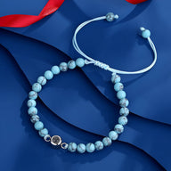 Bracelet ajustable en pierres turquoise blanche avec perle photo ronde et nœud coulissant blanc.