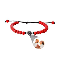 Bracelet personnalisé en pierres naturelles rouges avec photo gravée ronde et cordon noir ajustable.