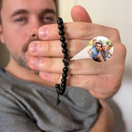 Bracelet Amaru en perles noires naturelles avec pendentif photo rond personnalisé.