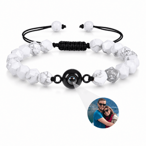 Bracelet photo personnalisé, en pierres naturelles — modèle Tonali — Turquoise blanche — packshot studio photo sous lentille