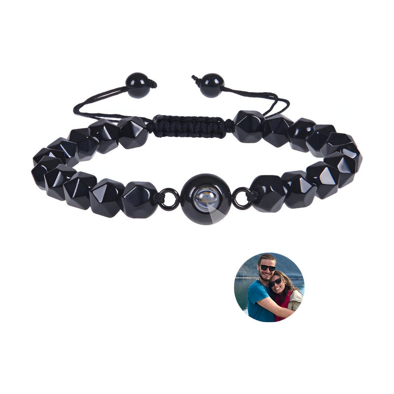 Bracelet réglable en obsidienne noire avec perles facettées et médaille photo centrale personnalisable.
