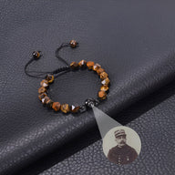 Bracelet Tonali en pierres d'œil de tigre avec photo vintage gravée sur pendentif noir ajustable.