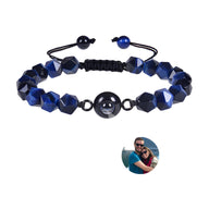 Bracelet Tonali en œil de tigre bleu avec perles facettées et médaille centrale personnalisable.