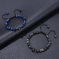 Bracelet Tonali ajustable en pierres d’obsidienne noire et perles facettées sur cordon noir.