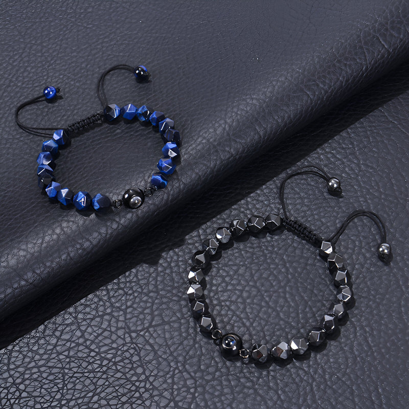 Bracelet Tonali ajustable en pierres d’obsidienne noire et perles facettées sur cordon noir.