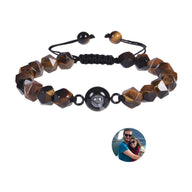 Bracelet Tonali en pierres naturelles œil de tigre avec perles polygonales et cordon noir ajustable.