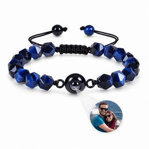 Bracelet photo personnalisé, en pierres naturelles — modèle Tonali — Oeil de tigre bleu — packshot studio photo sous lentille