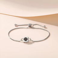 Bracelet fin en titane argent avec charm carré personnalisable et fermeture coulissante.