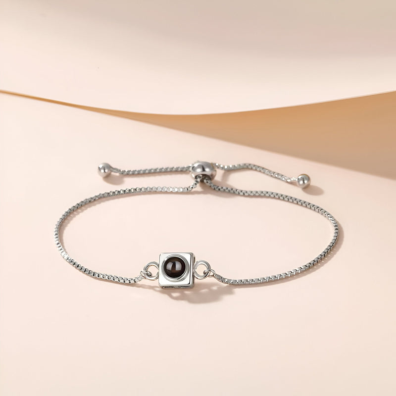 Bracelet fin en titane argent avec charm carré personnalisable et fermeture coulissante.