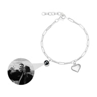 Bracelet en titane argenté avec maillons ovales, charm cœur et pendentif photo rond personnalisé noir et blanc.