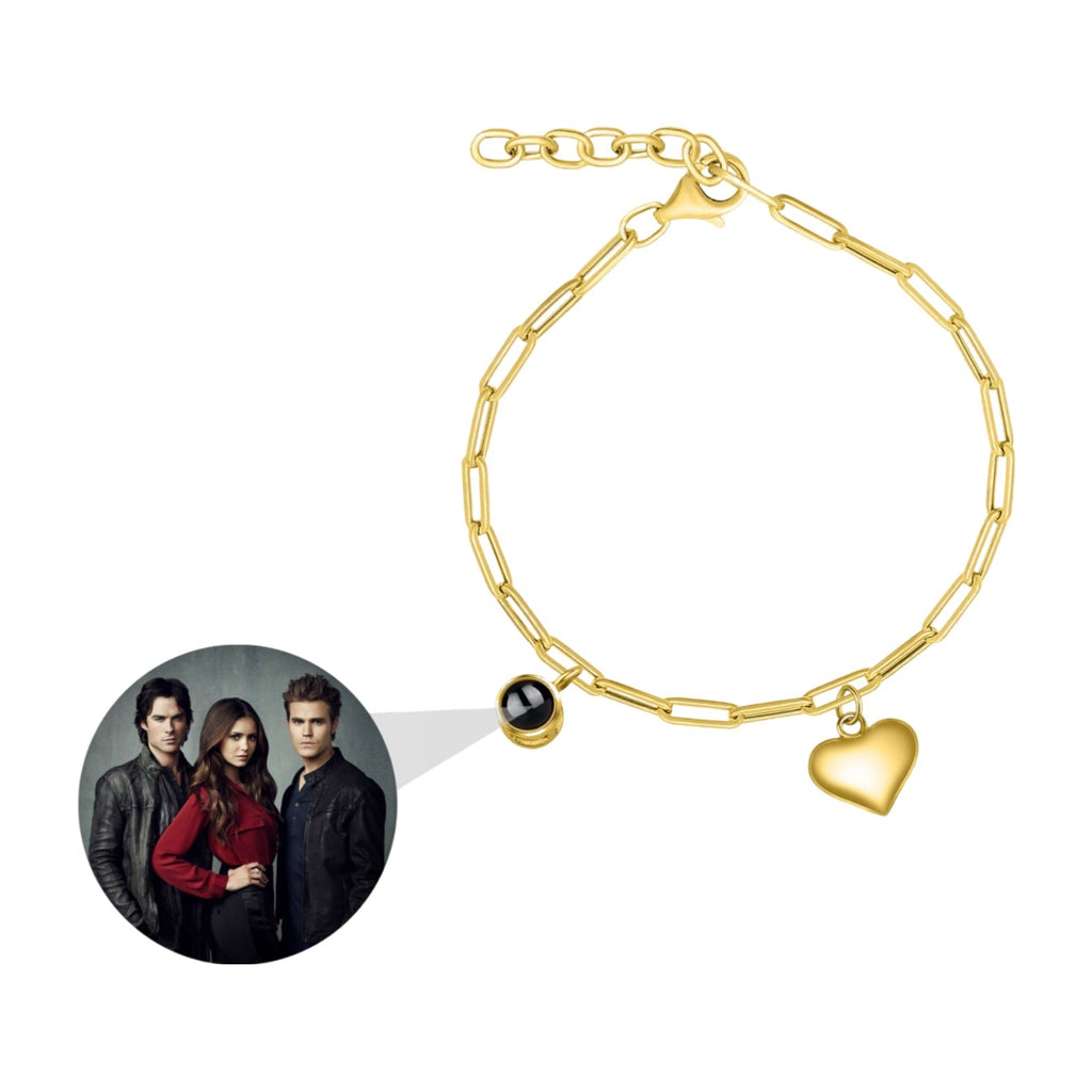 Bracelet en titane or avec maillons rectangulaires et charm cœur lisse assorti.