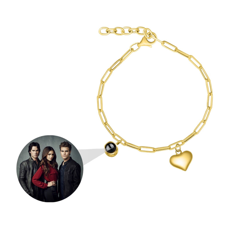 Bracelet en titane or avec maillons rectangulaires et charm cœur lisse assorti.