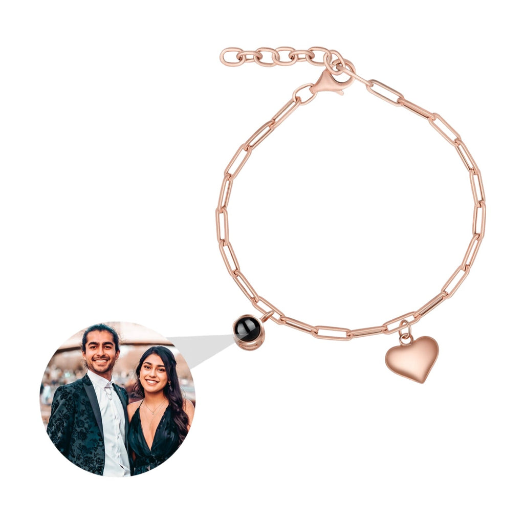 Bracelet en titane or rosé avec maillons rectangulaires, charm cœur lisse et pendentif photo rond personnalisé.