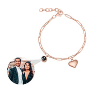 Bracelet en titane or rosé avec maillons rectangulaires, charm cœur lisse et pendentif photo rond personnalisé.