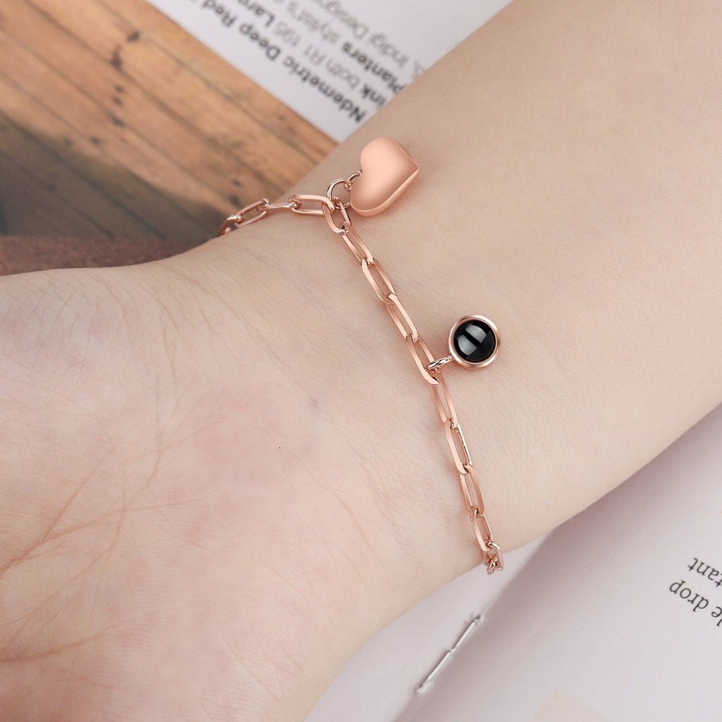Bracelet en titane or rosé avec chaîne maille rectangulaire et charm cœur lisse minimaliste.