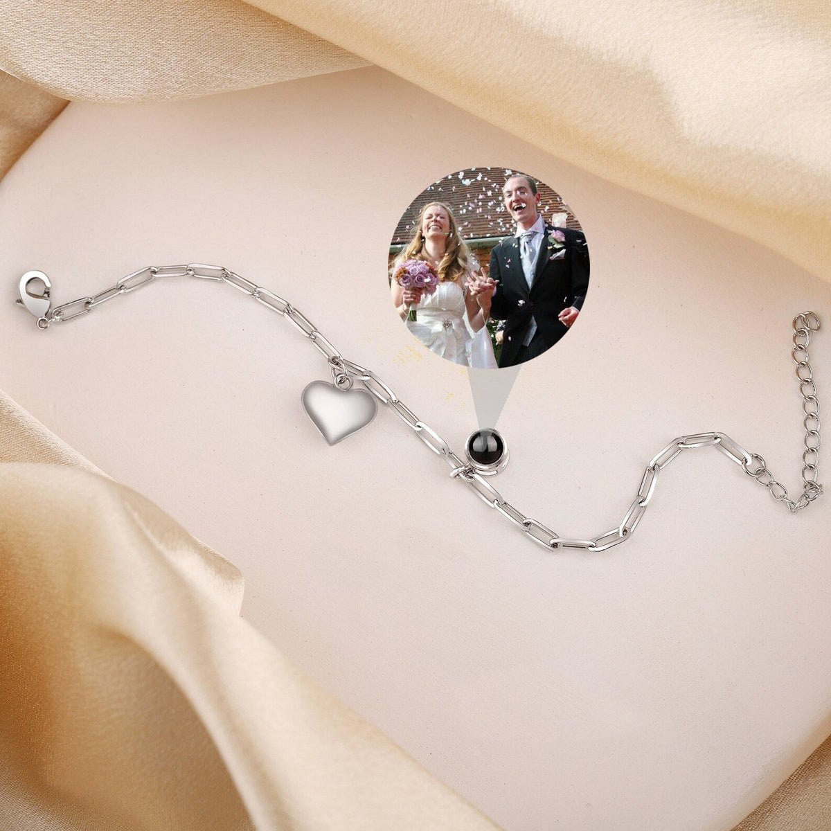 Bracelet photo personnalisé en titane argenté avec charm cœur ajouré et chaîne fine.