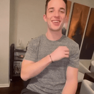 Bracelet fin en titane noir avec pendentif photo rectangulaire porté au poignet féminin.