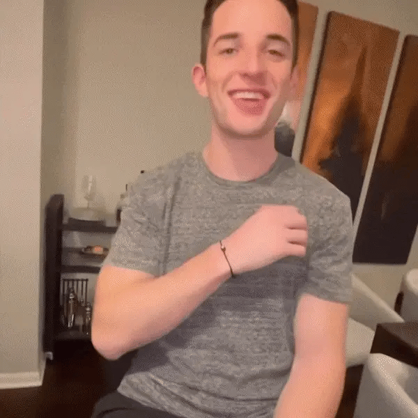 Bracelet fin en titane noir avec pendentif photo rectangulaire porté au poignet féminin.