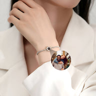 Bracelet photo personnalisable en titane argent avec médaille ronde gravée sur chaîne billes.