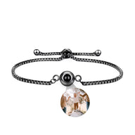 Bracelet en titane noir ajustable avec pendentif photo rond personnalisable.