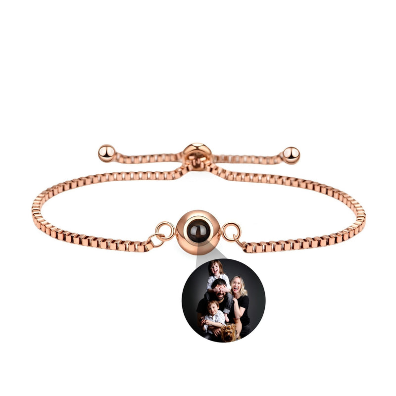 Bracelet Nayara en titane or rosé avec médaillon photo rond personnalisable et fermoir coulissant.