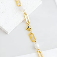 Bracelet en titane doré avec perle d'eau douce et pendentif cœur gravé d'une photo.