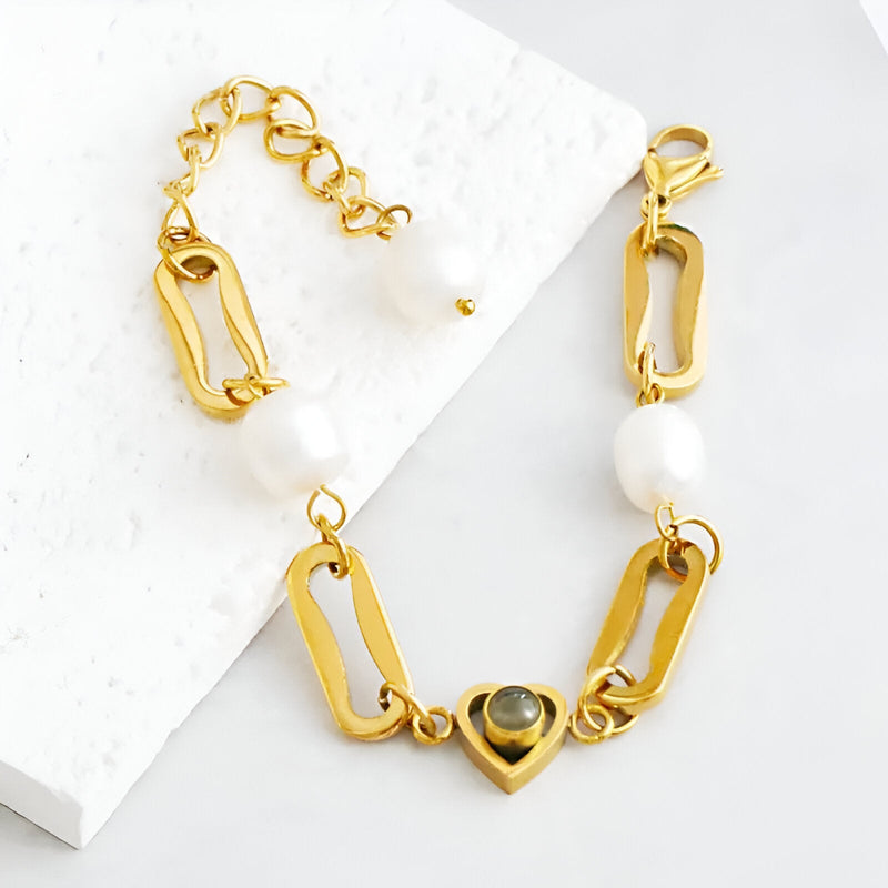 Bracelet or en titane avec perles d'eau douce et pendentif cœur, modèle Madie.