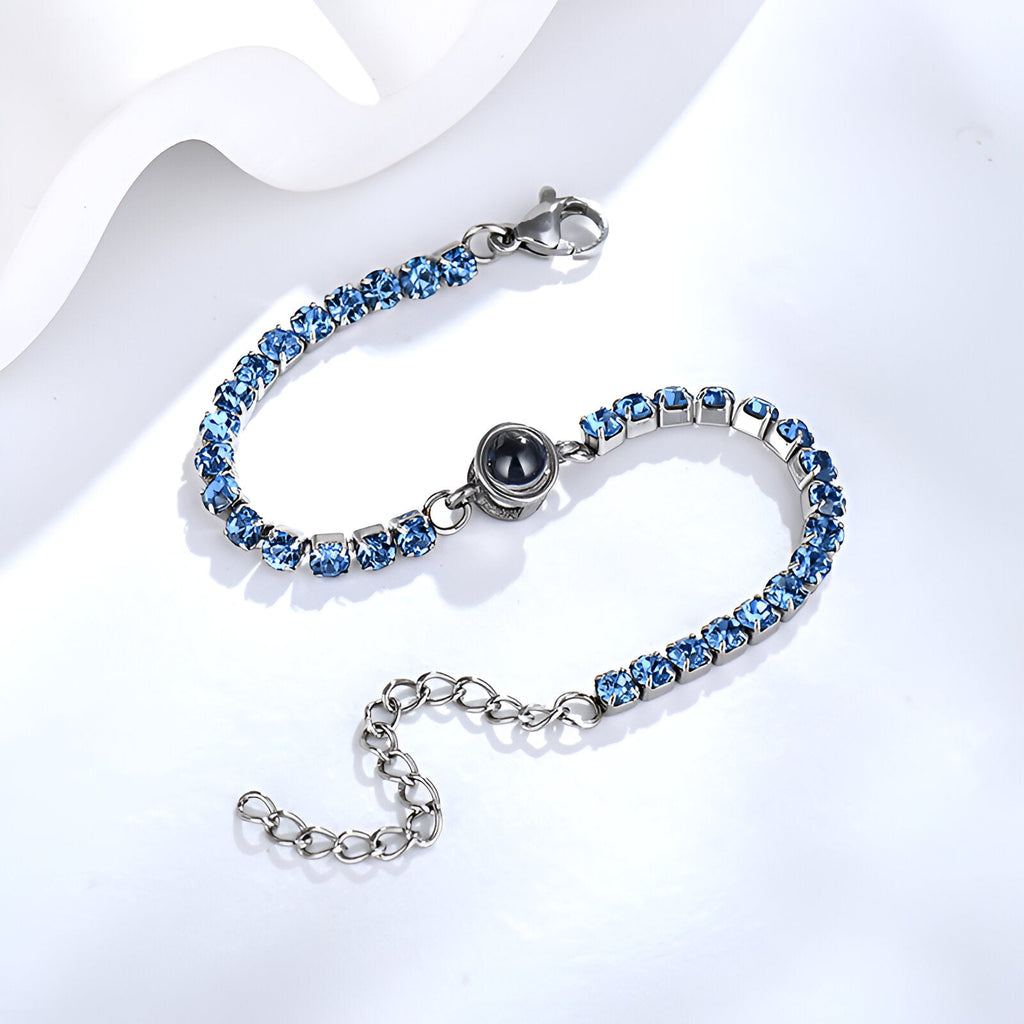 Bracelet en titane avec pierres bleues et photo personnalisée intégrée au centre, fermoir argenté.