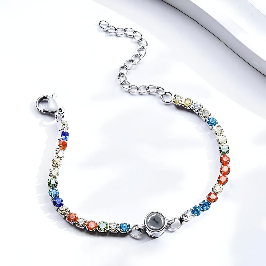 Bracelet en titane avec perles multicolores et pendentif photo rond argenté.