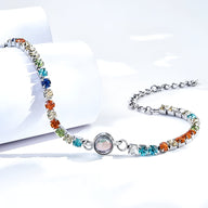 Bracelet photo en titane argenté avec pierres multicolores et médaillon rond personnalisable.