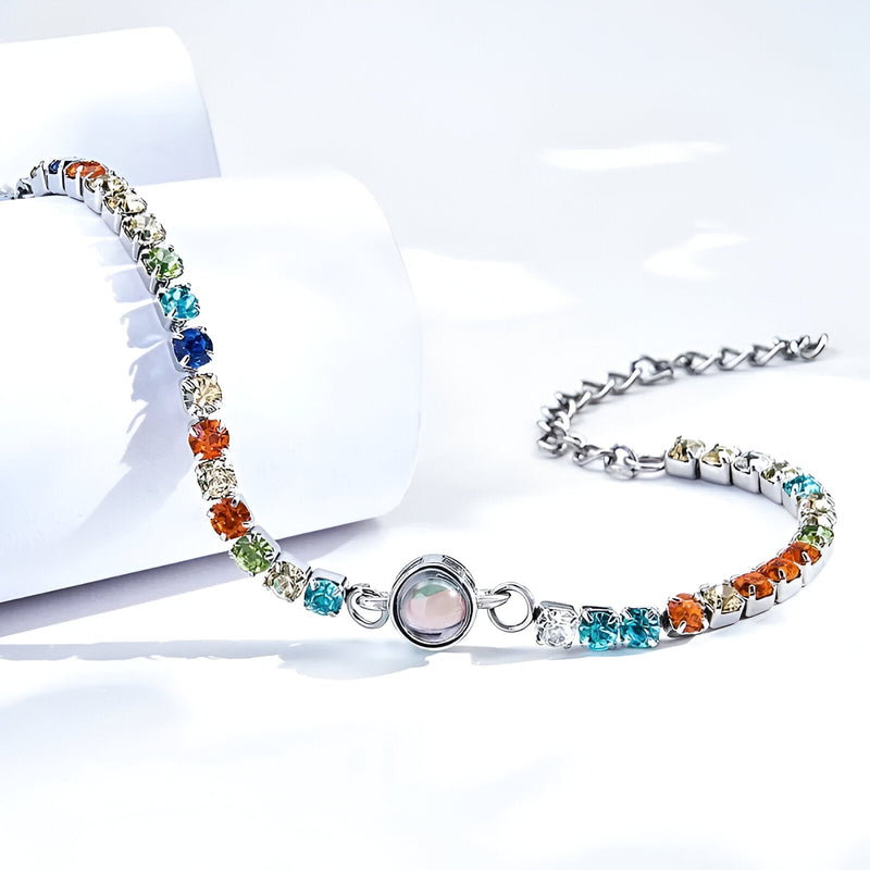 Bracelet photo en titane argenté avec pierres multicolores et médaillon rond personnalisable.