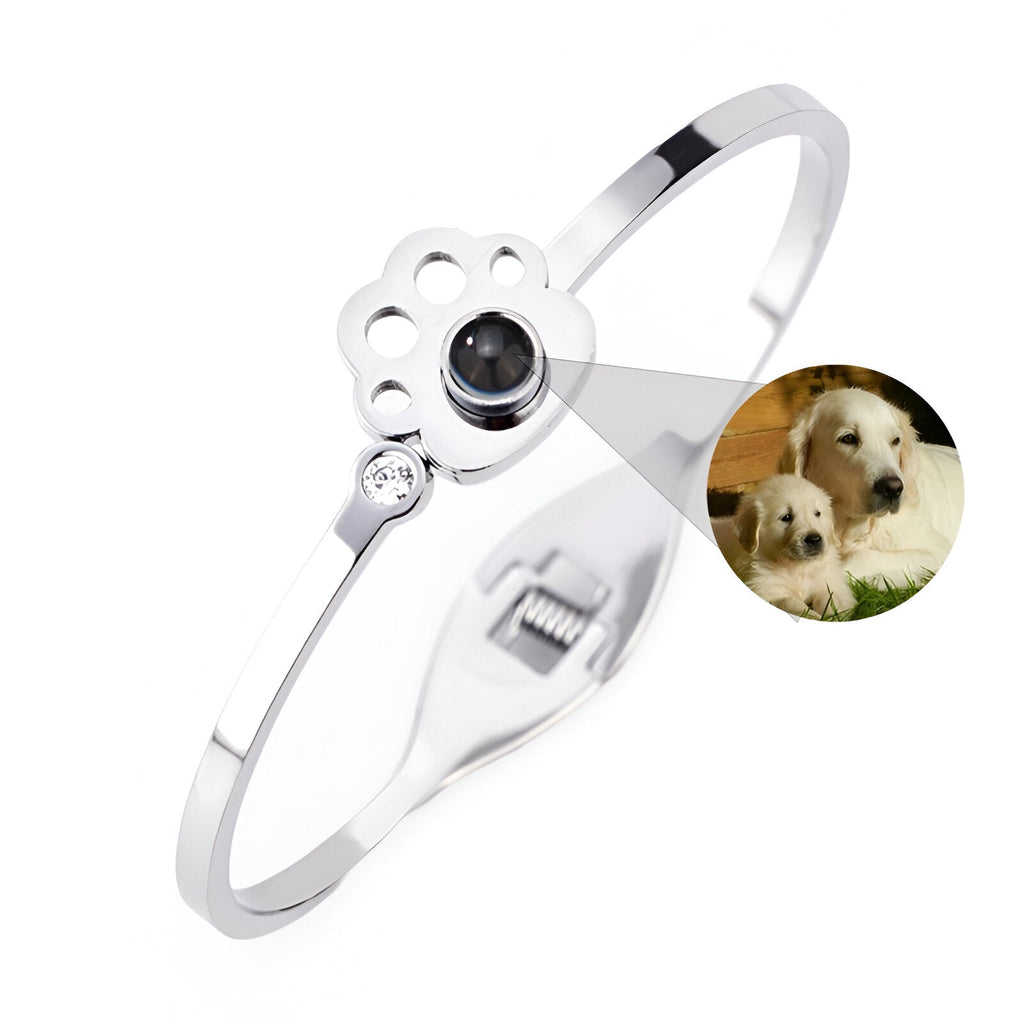 Bracelet en titane argenté avec patte d'animal ajourée et photo personnalisée intégrée.