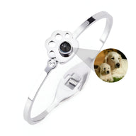 Bracelet en titane argenté avec patte d'animal ajourée et photo personnalisée intégrée.
