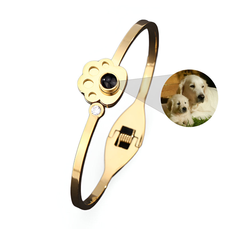 Bracelet en titane or avec patte d'animal et photo personnalisée ronde intégrée.