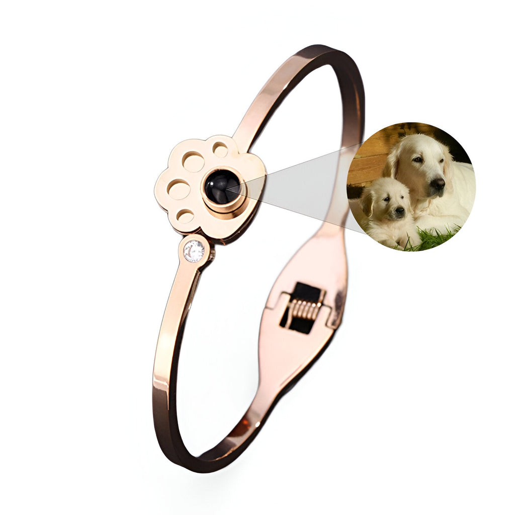 Bracelet fin en titane or rosé avec patte d'animal et photo personnalisée intégrée.