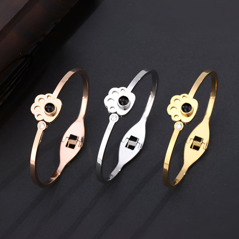 Bracelets photo personnalisés en titane avec patte d'animal en or rosé, argent et or jaune.