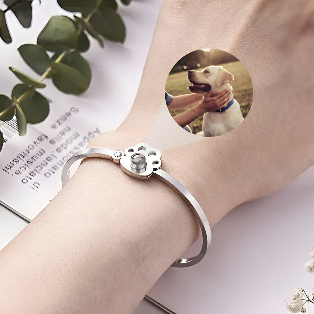 Bracelet en titane argenté avec patte d'animal et photo ronde personnalisée.