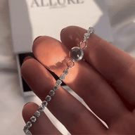 Bracelet photo en titane argenté avec pierres rondes, design élégant et fin, modèle Aliénor.