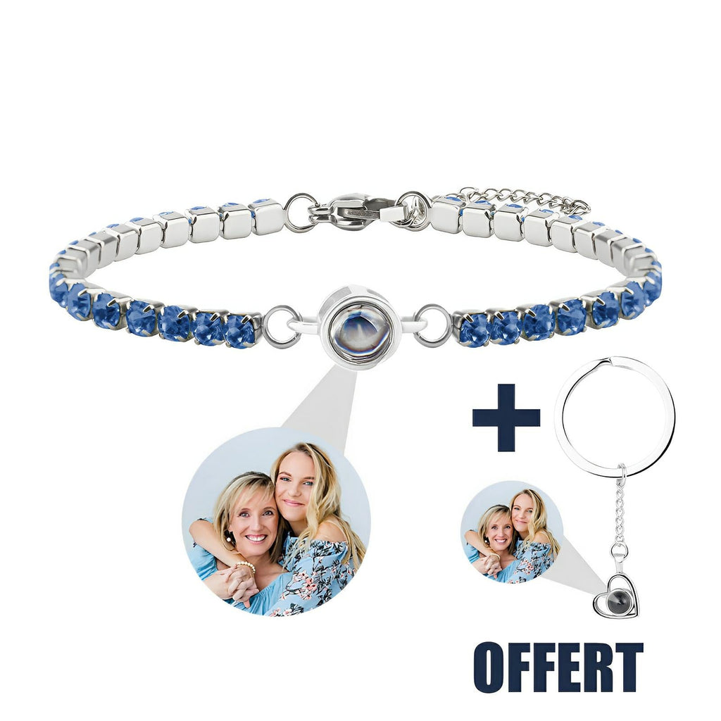 Bracelet en titane argenté avec pierres bleues serties et médaillon photo personnalisé accompagné d’un porte-clé cœur offert.
