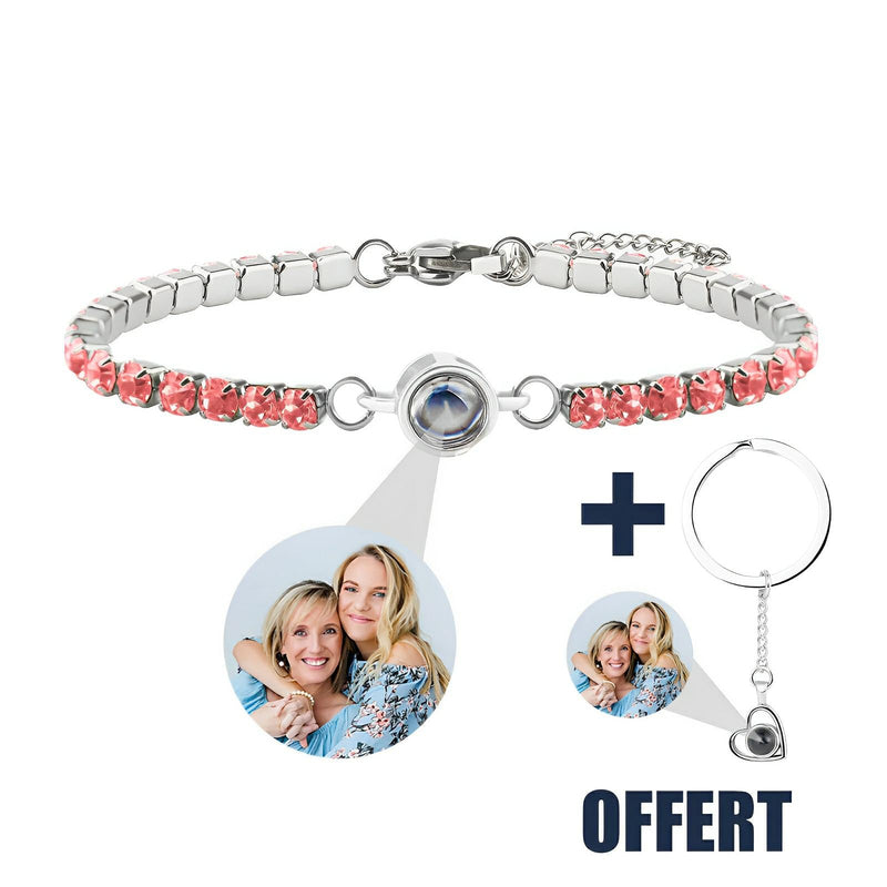 Bracelet en titane argenté orné de pierres roses avec pendentif photo rond personnalisé et porte-clé cœur offert.