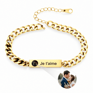 Bracelet photo personnalisé, gourmette à graver, en acier inoxydable — modèle Stey — Or — packshot studio photo sous lentille