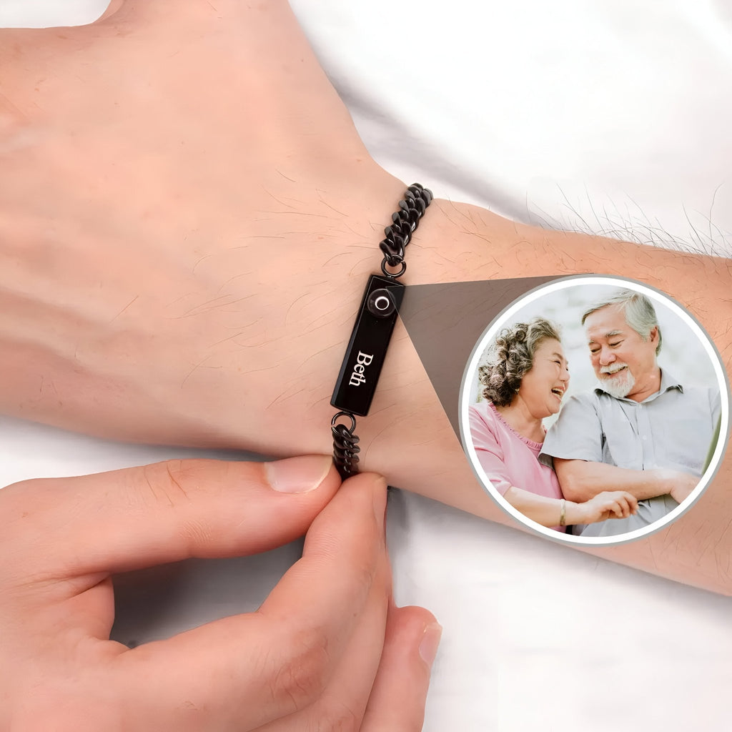Bracelet gourmette titane noir à maillons fins avec plaque gravée et photo personnalisée ronde.
