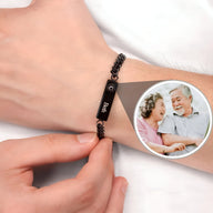 Bracelet gourmette titane noir à maillons fins avec plaque gravée et photo personnalisée ronde.