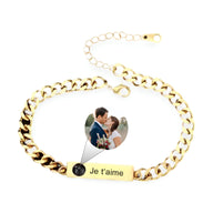Bracelet gourmette en titane doré avec plaque gravée "Je t'aime" et chaîne à maillons larges.