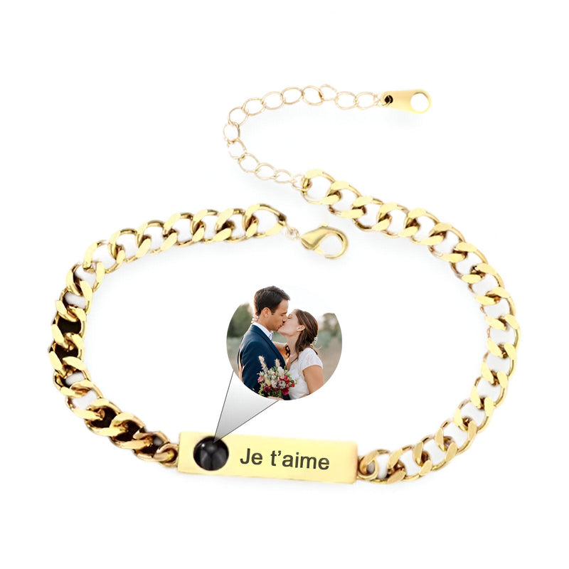 Bracelet gourmette en titane doré avec plaque gravée "Je t'aime" et chaîne à maillons larges.