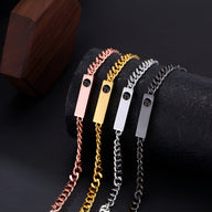 Quatre bracelets gourmette Stey en titane, couleurs or rosé, or, argent et noir, à graver, design épuré.