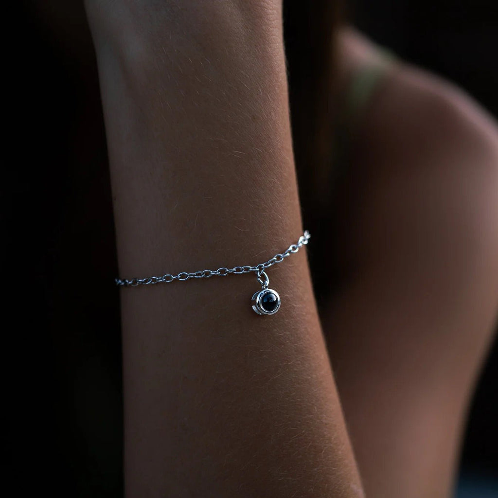 Bracelet fin en argent 925 avec médaillon rond discret suspendu et chaîne maille délicate.