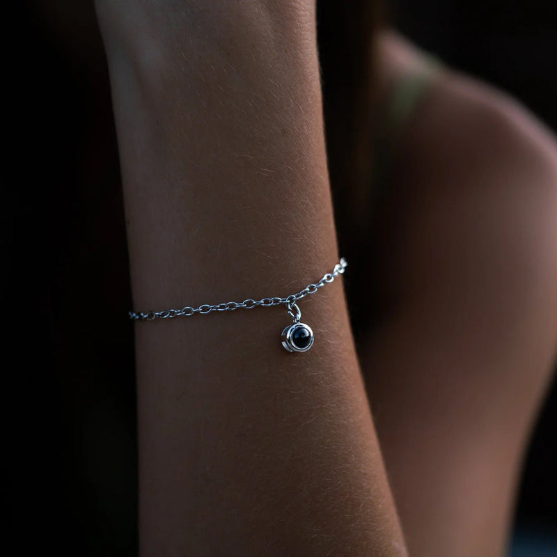 Bracelet fin en argent 925 avec médaillon rond discret suspendu et chaîne maille délicate.